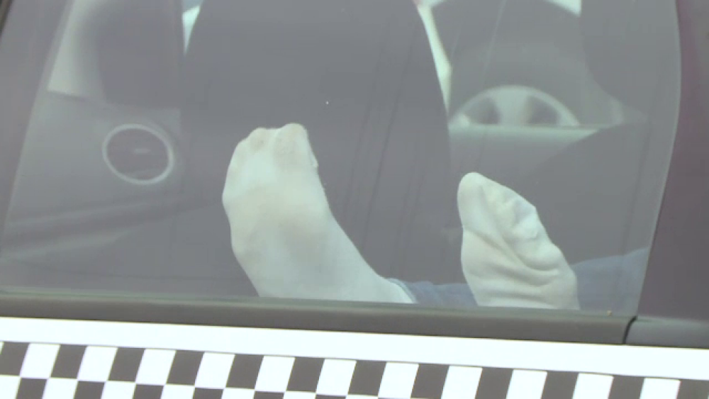 Reacția unui taximetrist surprins dormind la volan, în timpul protestului: „Să îi termine” - Imaginea 5
