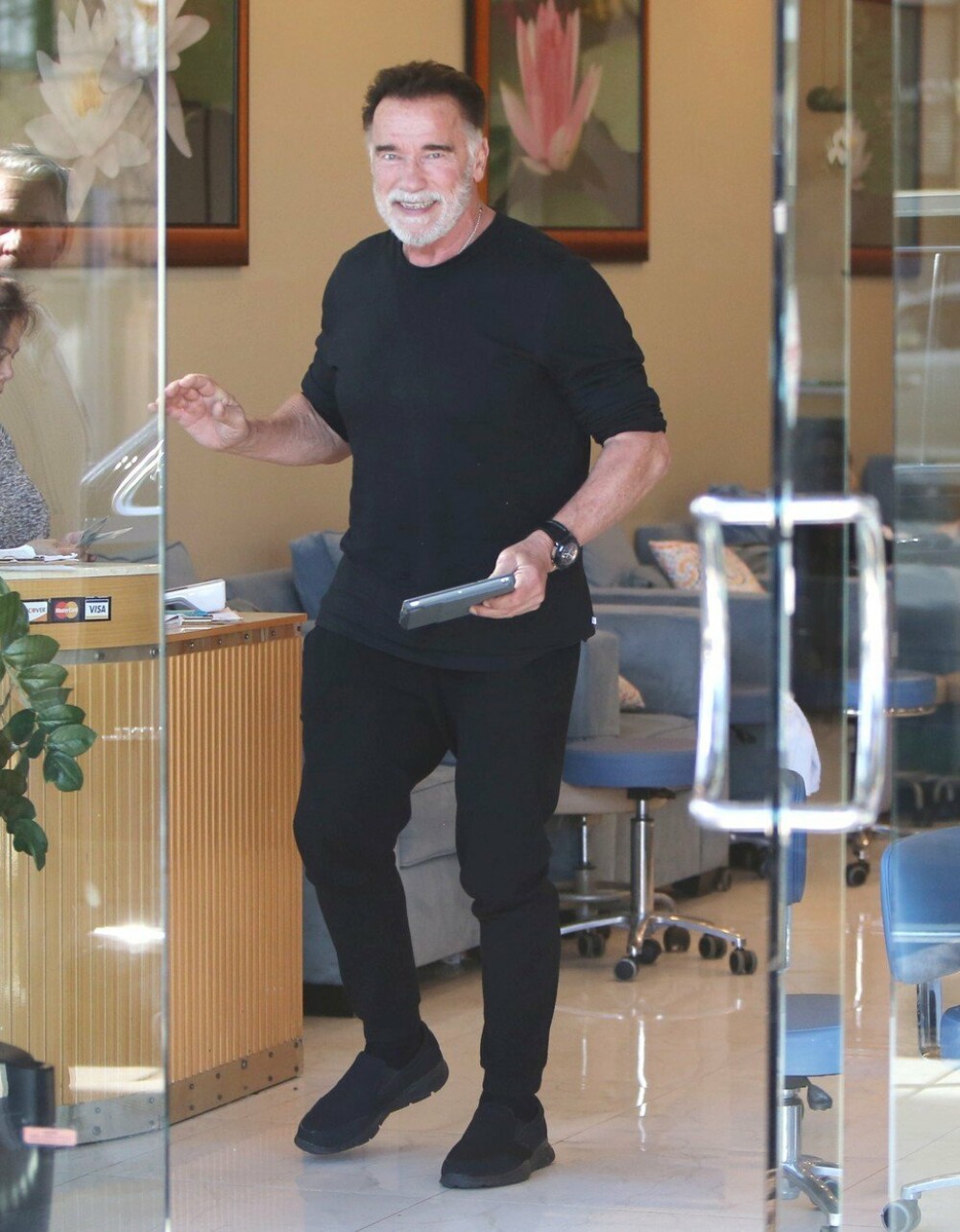 Arnold Schwarzenegger, surprins de paparazzi la un salon de înfrumusețare. GALERIE FOTO - Imaginea 7