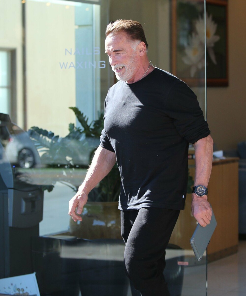 Arnold Schwarzenegger, surprins de paparazzi la un salon de înfrumusețare. GALERIE FOTO - Imaginea 6