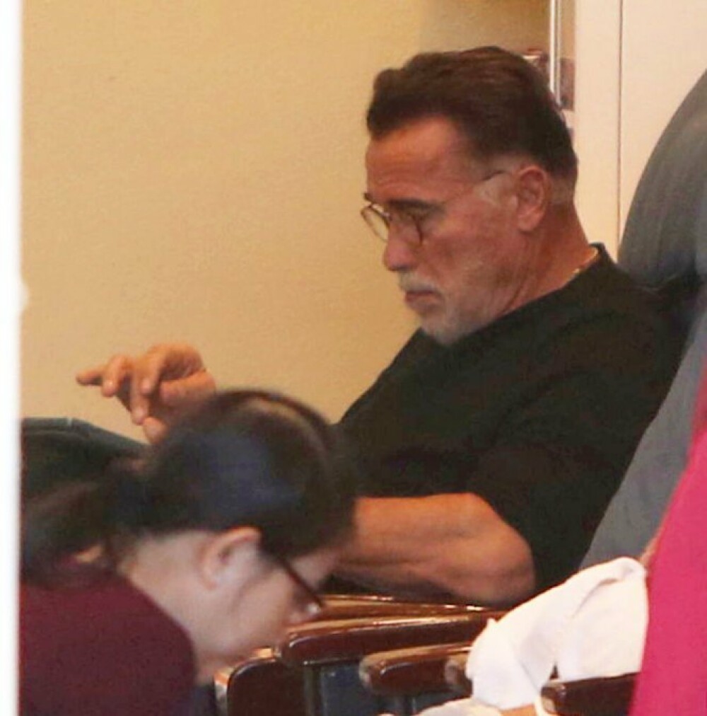 Arnold Schwarzenegger, surprins de paparazzi la un salon de înfrumusețare. GALERIE FOTO - Imaginea 4