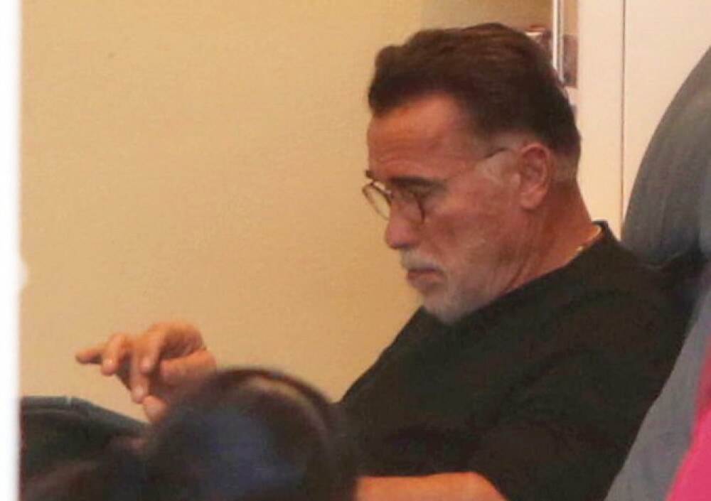 Arnold Schwarzenegger, surprins de paparazzi la un salon de înfrumusețare. GALERIE FOTO - Imaginea 8