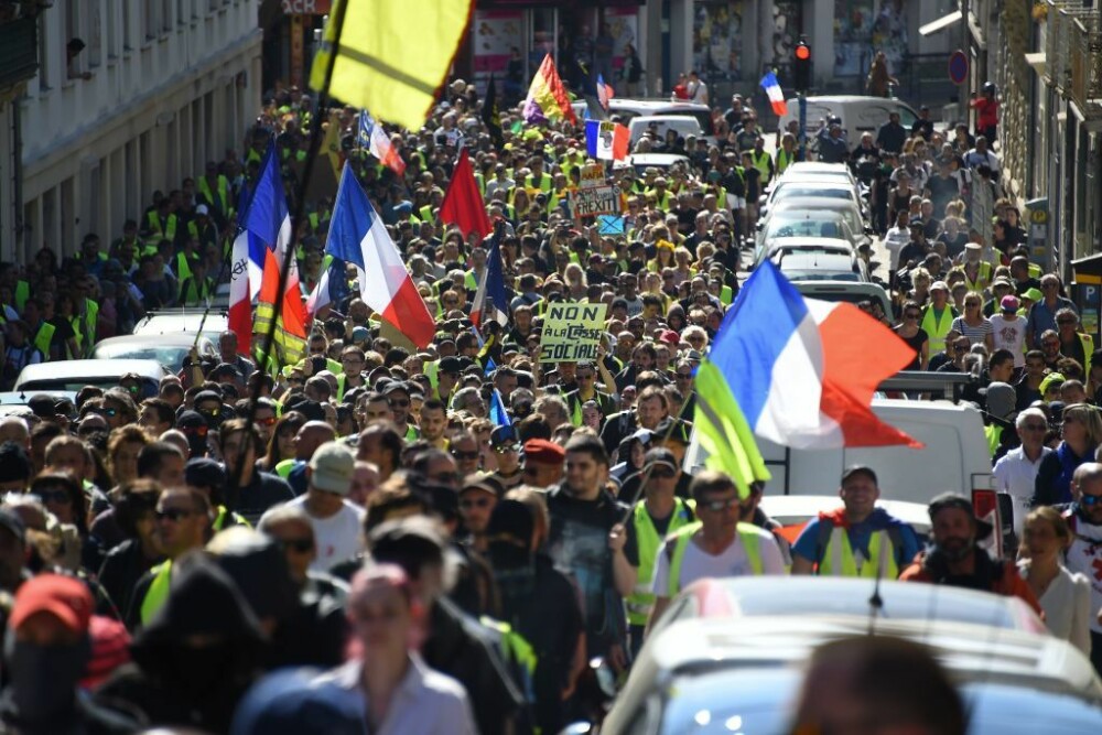 O nouă manifestaţie a „vestelor galbene” în Franţa. O femeie rănită grav și 31 de arestări - Imaginea 4