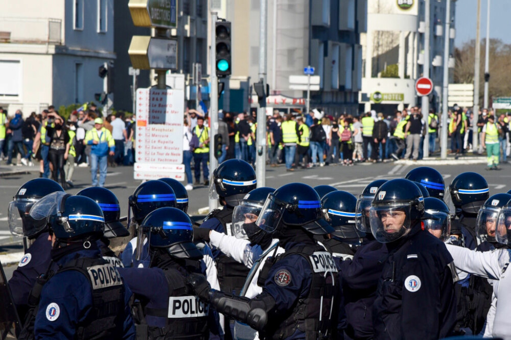 O nouă manifestaţie a „vestelor galbene” în Franţa. O femeie rănită grav și 31 de arestări - Imaginea 2