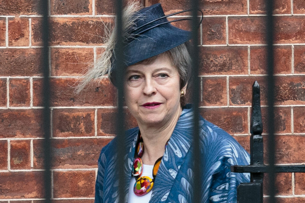 Theresa May ar putea fi răsturnată de la putere de propriii miniştri. 