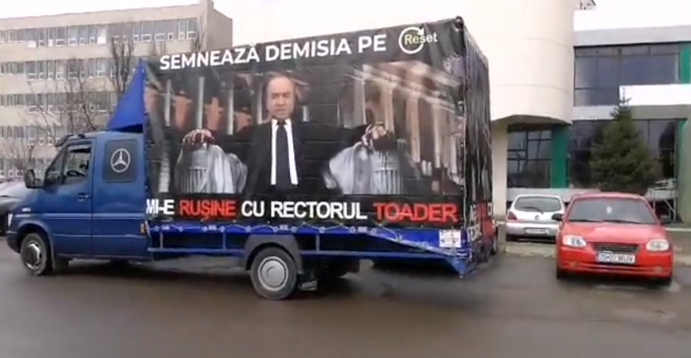Protest la Iași cu poza ministrului Justiției pe un camion: ”Mi-e rușine cu rectorul Toader” - Imaginea 1