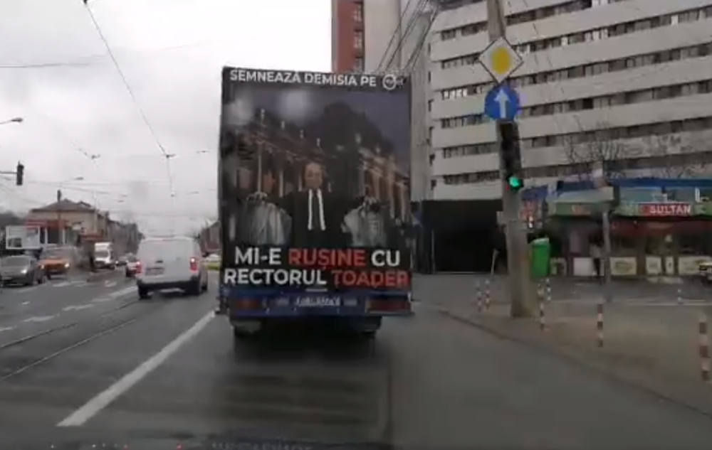 Protest la Iași cu poza ministrului Justiției pe un camion: ”Mi-e rușine cu rectorul Toader” - Imaginea 3
