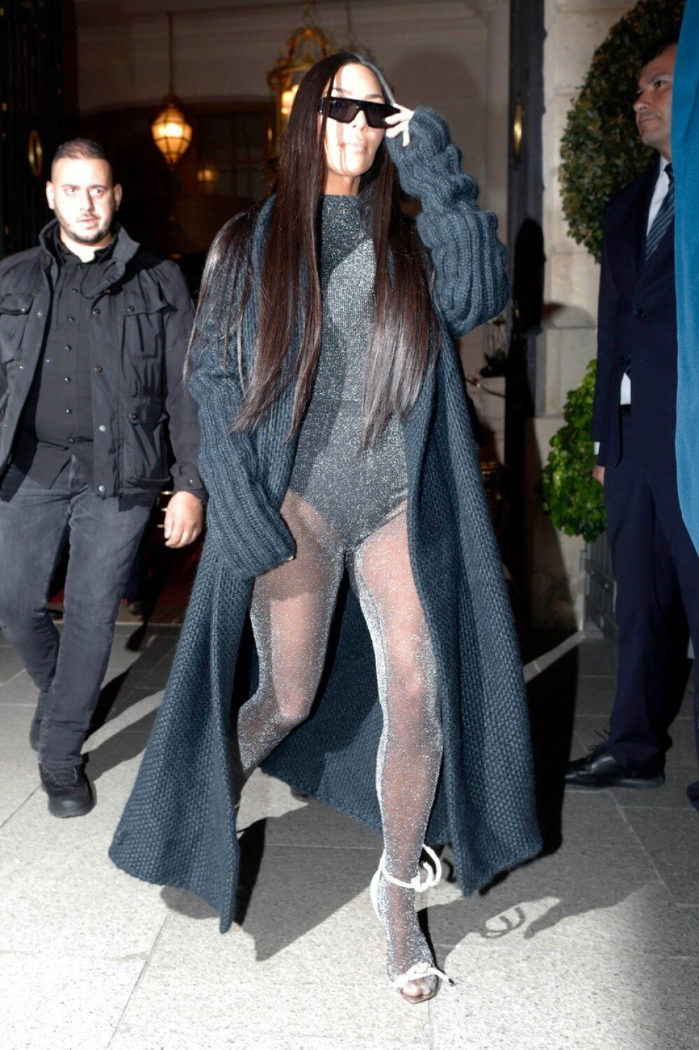 Kim Kardashian face vâlvă din nou. Cum a apărut îmbrăcată într-un restaurant din Paris - Imaginea 6