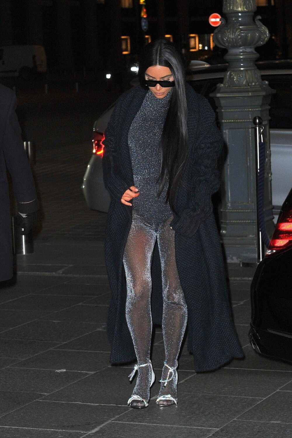 Kim Kardashian face vâlvă din nou. Cum a apărut îmbrăcată într-un restaurant din Paris - Imaginea 5