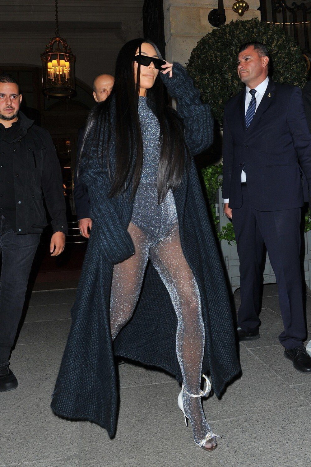 Kim Kardashian face vâlvă din nou. Cum a apărut îmbrăcată într-un restaurant din Paris - Imaginea 3