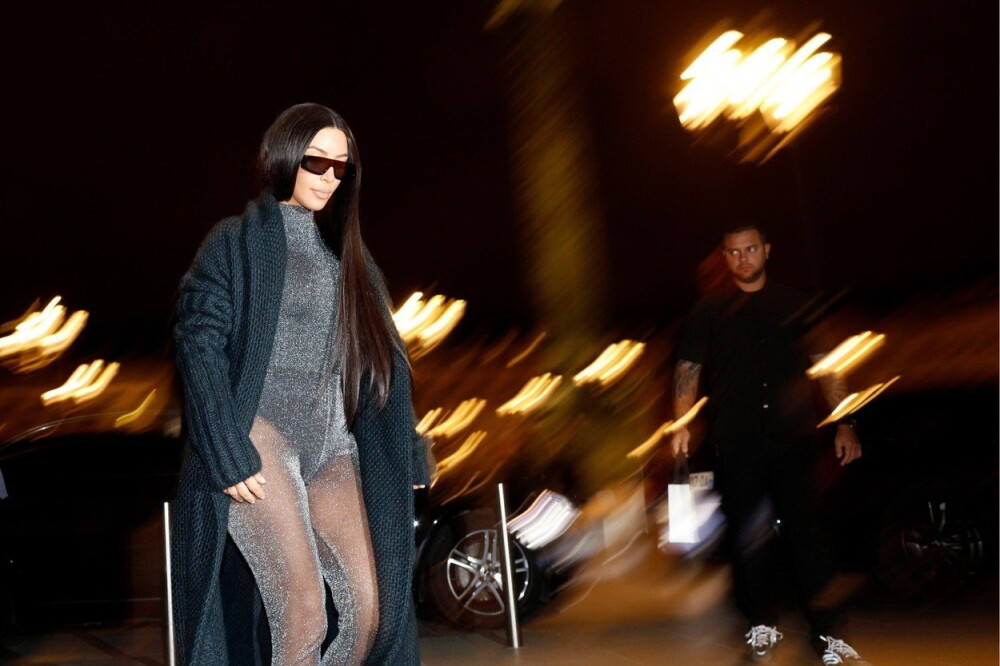 Kim Kardashian face vâlvă din nou. Cum a apărut îmbrăcată într-un restaurant din Paris - Imaginea 2