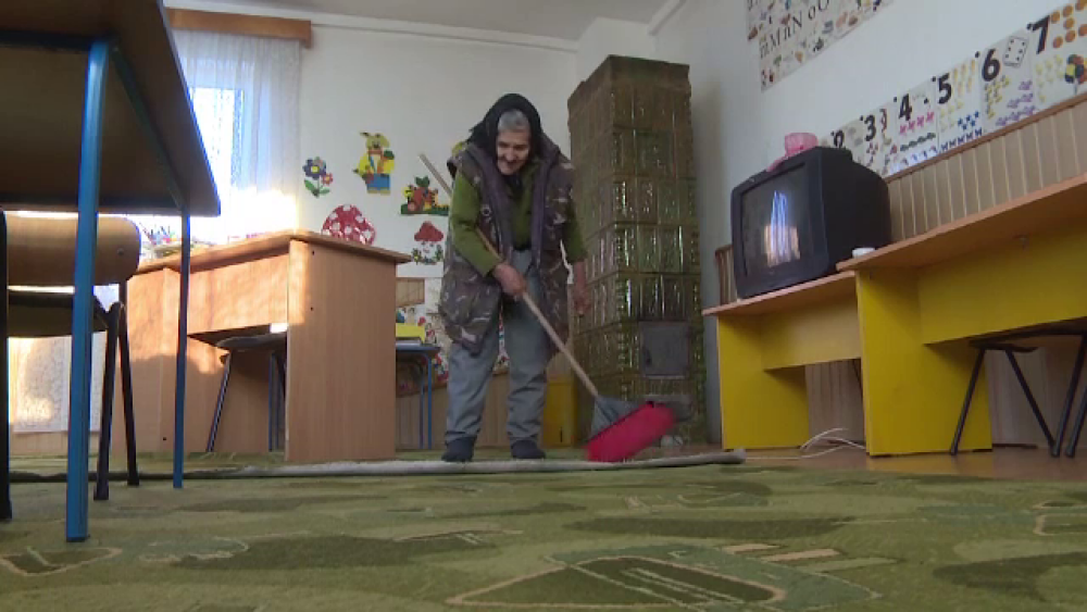 Bătrâna care lucra la 83 ani la o grădiniță a fost concediată, după ce a apărut la TV - Imaginea 1
