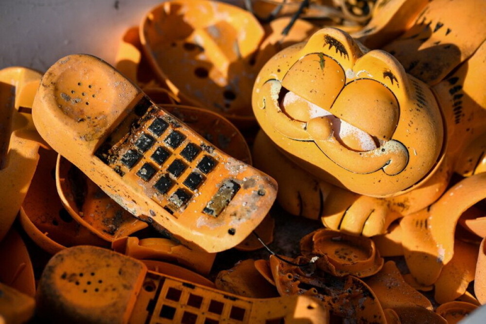 Mister rezolvat după 30 ani. De unde apăreau constant telefoane Garfield pe plaje din Franța - Imaginea 3