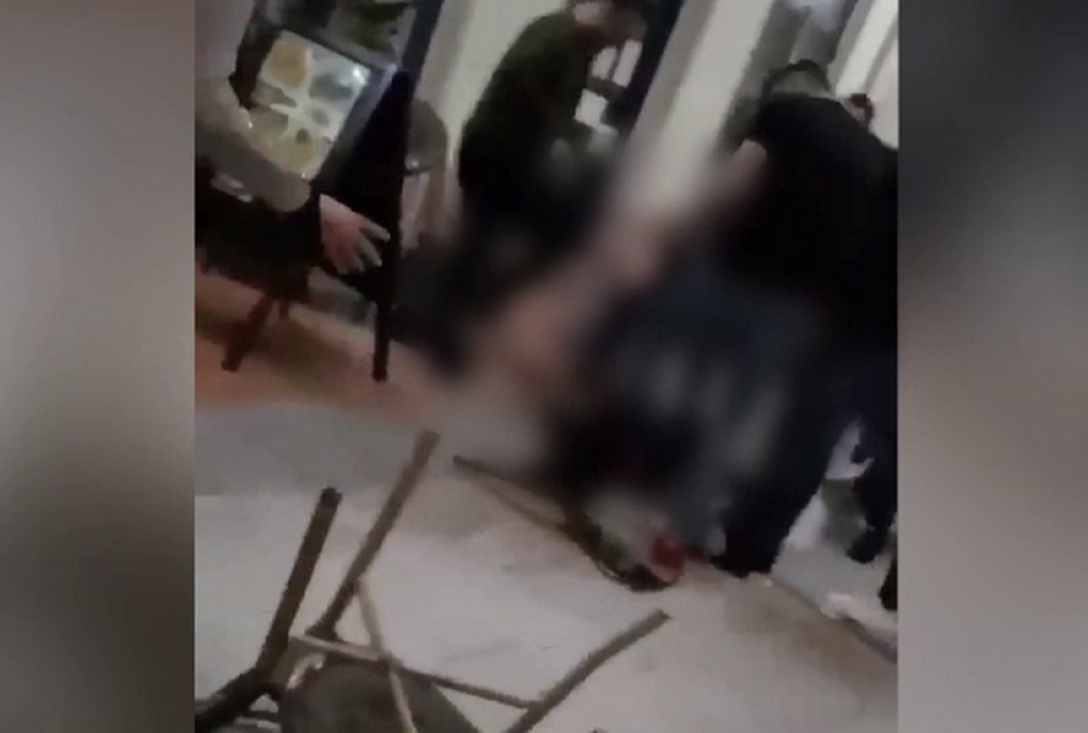 Bătaie cu pumni și picioare, la Oradea. Un tânăr e pus la pământ și lovit cu scaunul - Imaginea 1