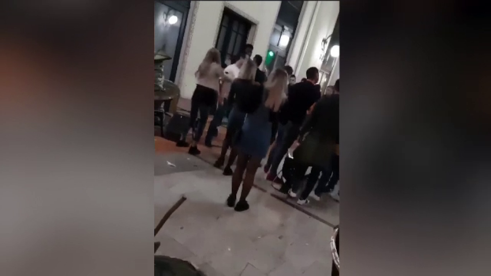 Bătaie cu pumni și picioare, la Oradea. Un tânăr e pus la pământ și lovit cu scaunul - Imaginea 2