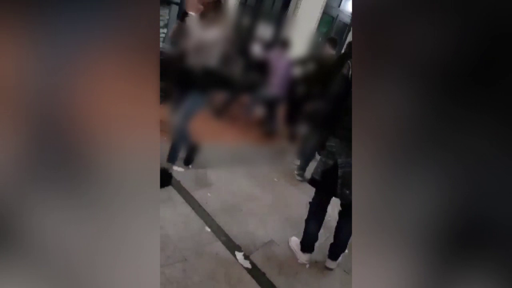 Bătaie cu pumni și picioare, la Oradea. Un tânăr e pus la pământ și lovit cu scaunul - Imaginea 3