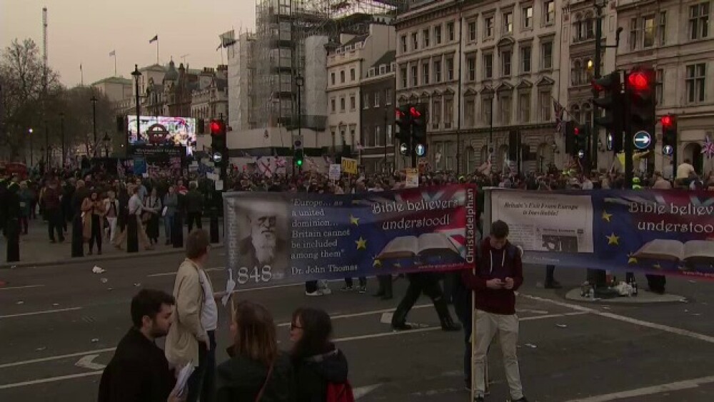 Mii de susținători ai Brexit au protestat după votul negativ din Parlament: ”Ruşine să vă fie!” - Imaginea 10