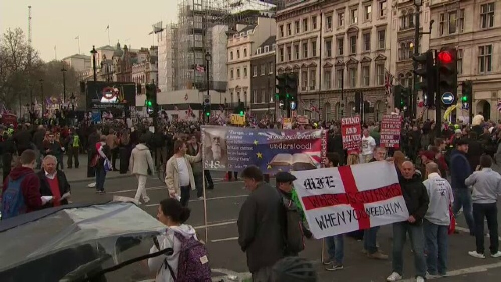 Mii de susținători ai Brexit au protestat după votul negativ din Parlament: ”Ruşine să vă fie!” - Imaginea 9