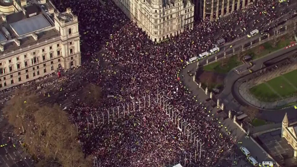 Mii de susținători ai Brexit au protestat după votul negativ din Parlament: ”Ruşine să vă fie!” - Imaginea 11