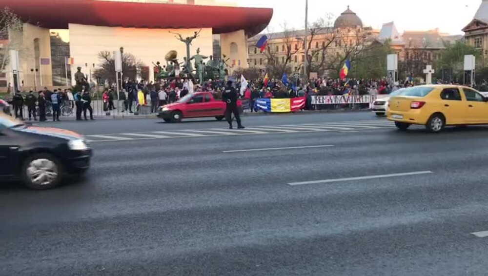 Protest în centrul Capitalei. Câteva sute de persoane s-au strâns în fața Teatrului Național - Imaginea 2