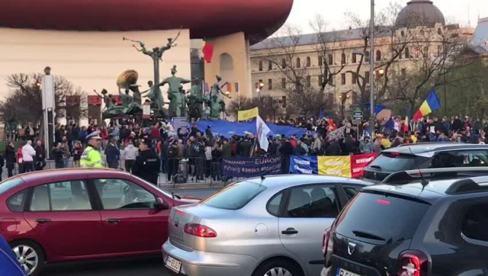 Protest în centrul Capitalei. Câteva sute de persoane s-au strâns în fața Teatrului Național - Imaginea 3