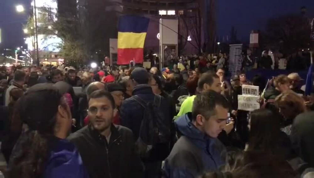 Protest în centrul Capitalei. Câteva sute de persoane s-au strâns în fața Teatrului Național - Imaginea 5