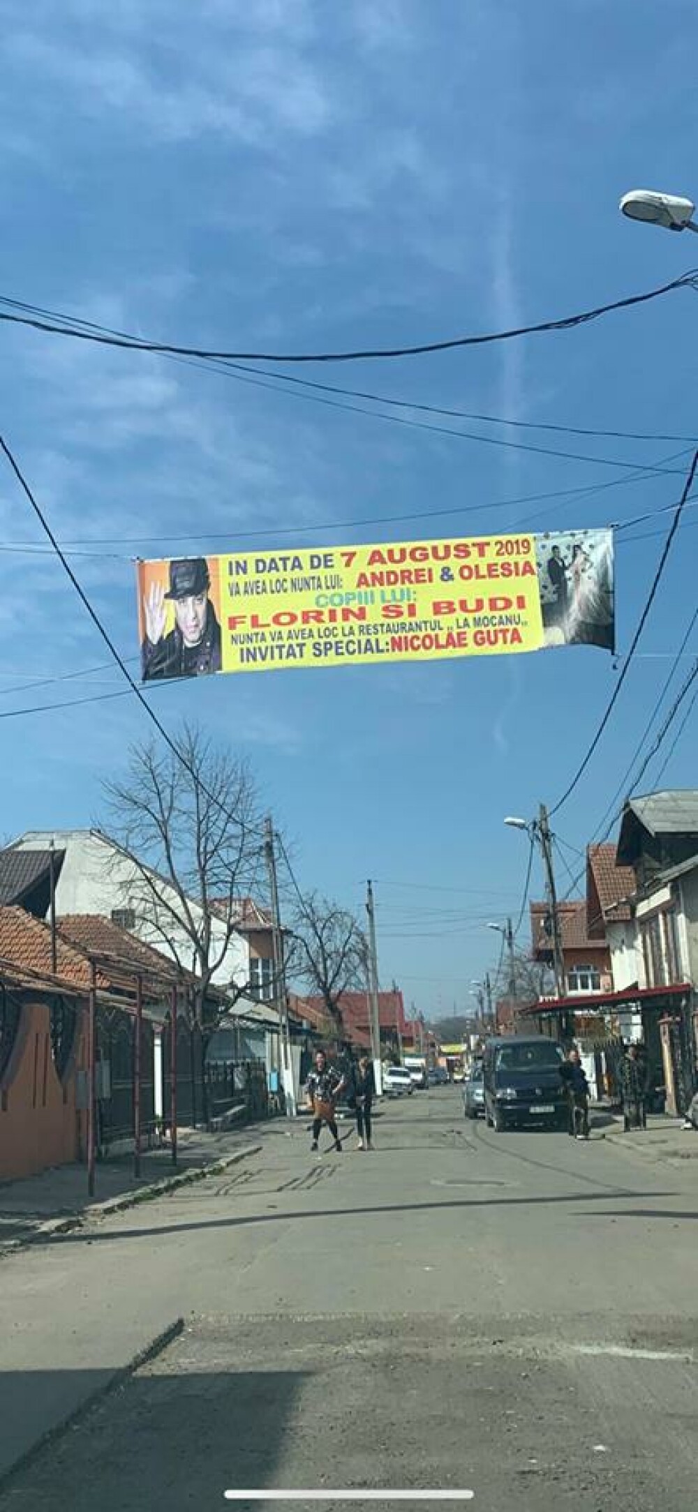 Invitaţii la nuntă pe bannere uriaşe, la Târgu-Jiu. Amenzile primite de părinții mirilor - Imaginea 2