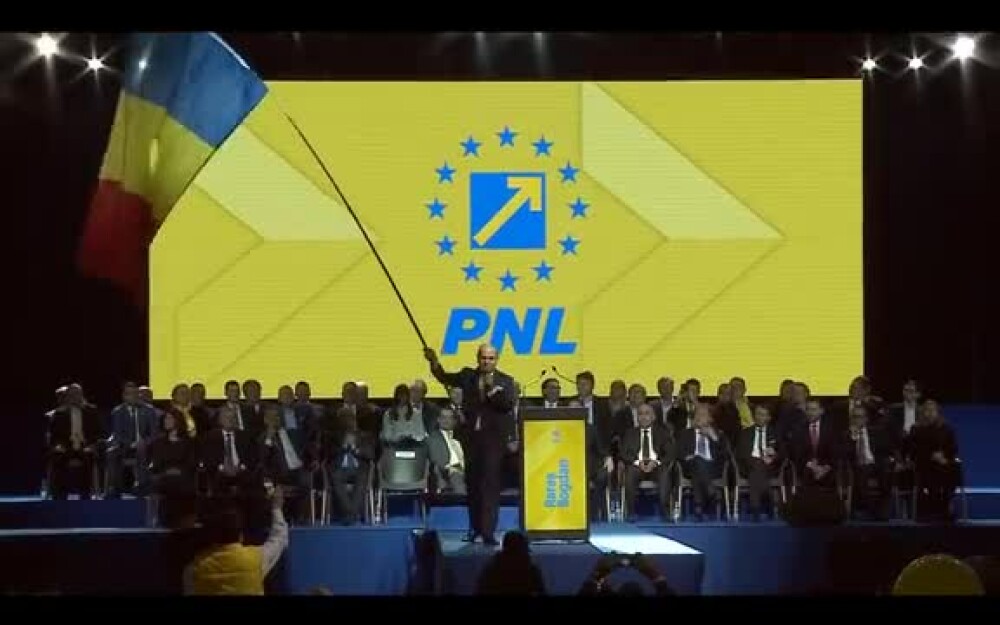 VIDEO cu Rareș Bogdan, cu drapelul pe scenă la Cluj: ”PSD și ALDE vor fi îngenuncheați” - Imaginea 1