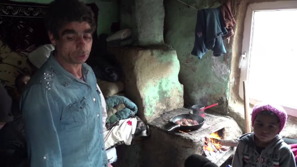 Un tată din Iași își crește cei 5 copii într-o sărăcie lucie. Mama lor a murit - Imaginea 2