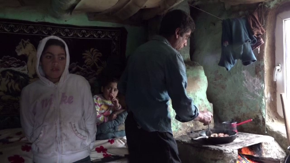 Un tată din Iași își crește cei 5 copii într-o sărăcie lucie. Mama lor a murit - Imaginea 3