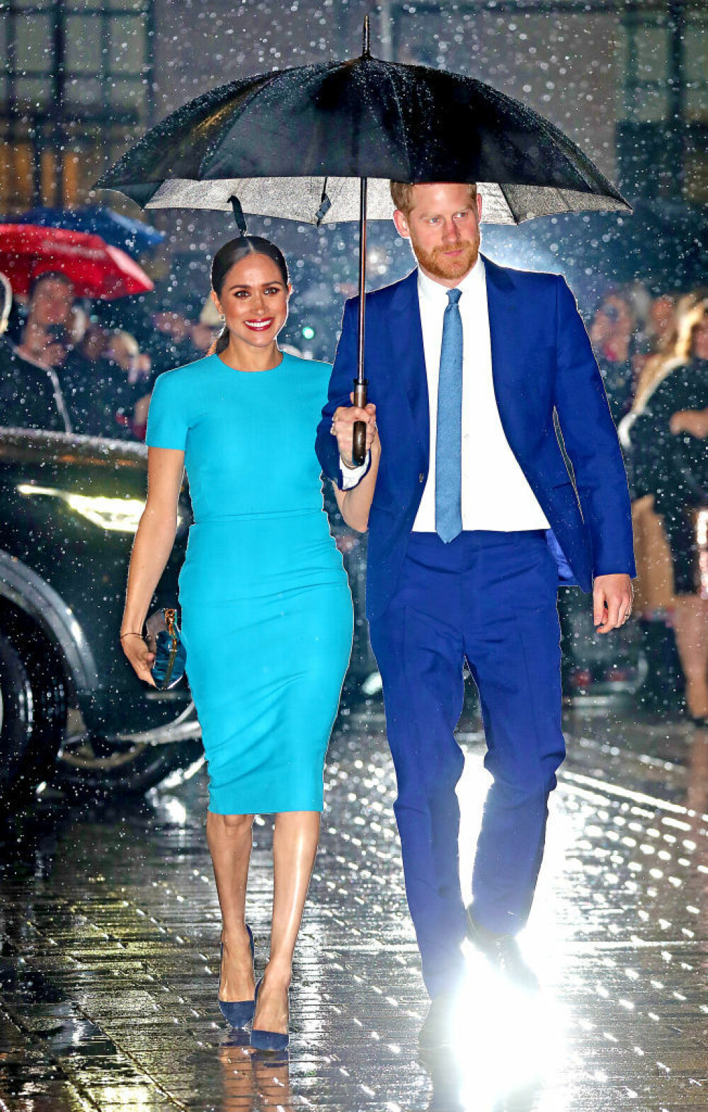 Imaginea cu Harry și Meghan în ploaie, sub umbrelă, a făcut înconjurul lumii - Imaginea 5