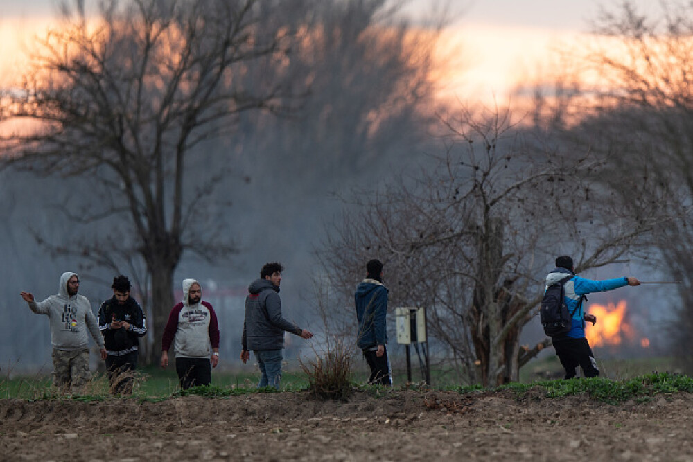 Ciocniri la frontiera turco-greacă între poliţişti greci şi migranţi. România trimite ajutoare - Imaginea 7