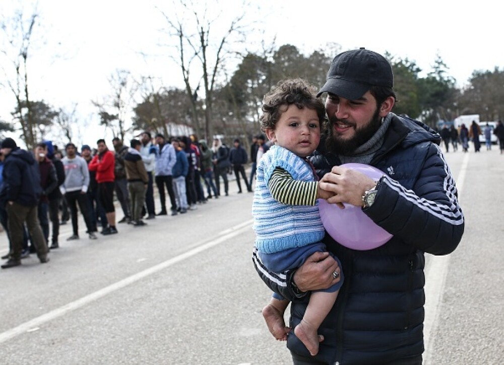 Ciocniri la frontiera turco-greacă între poliţişti greci şi migranţi. România trimite ajutoare - Imaginea 5