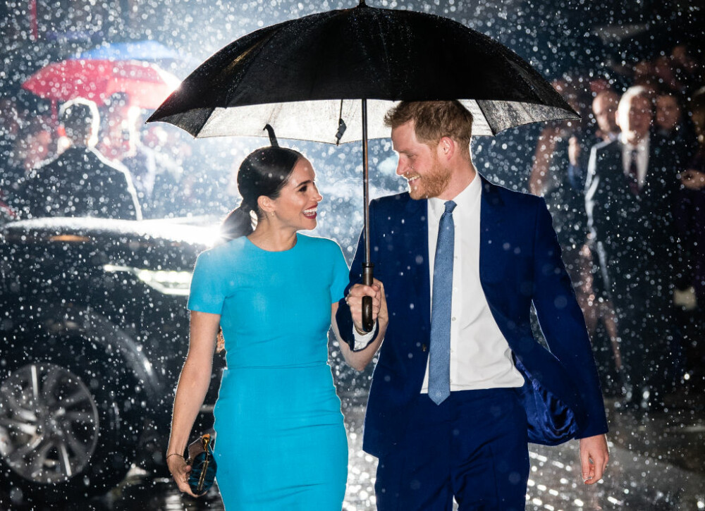 Imaginea cu Harry și Meghan în ploaie, sub umbrelă, a făcut înconjurul lumii - Imaginea 9