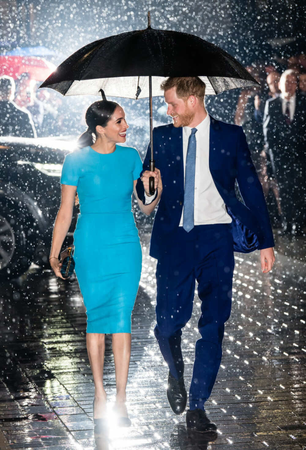 Imaginea cu Harry și Meghan în ploaie, sub umbrelă, a făcut înconjurul lumii - Imaginea 10