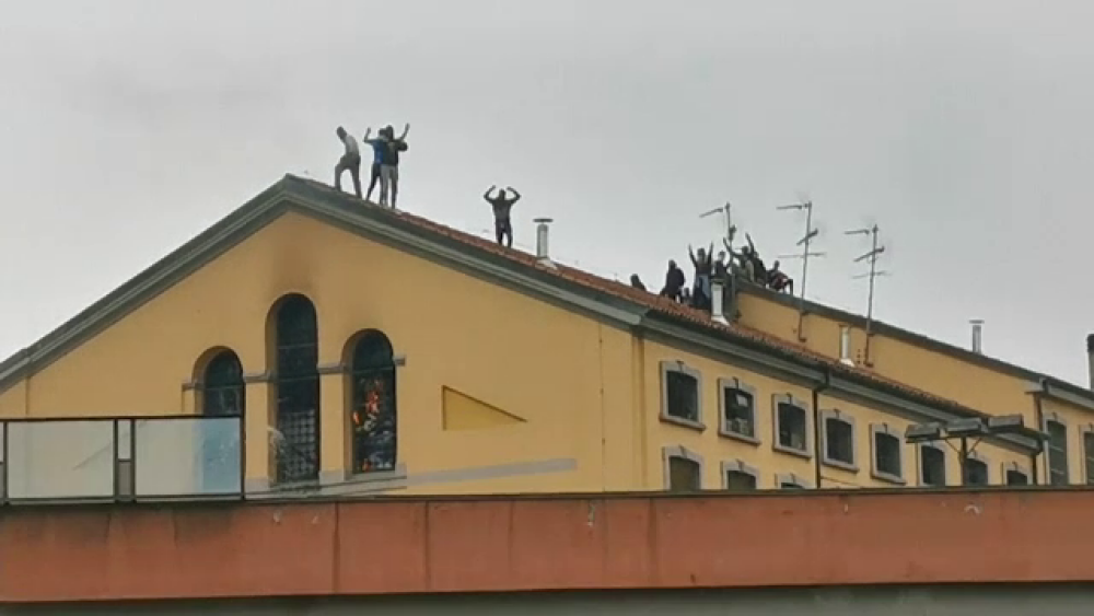 Revolte în închisorile din Italia din cauza coronavirusului: gardieni luați ostatici și 6 morți - Imaginea 1