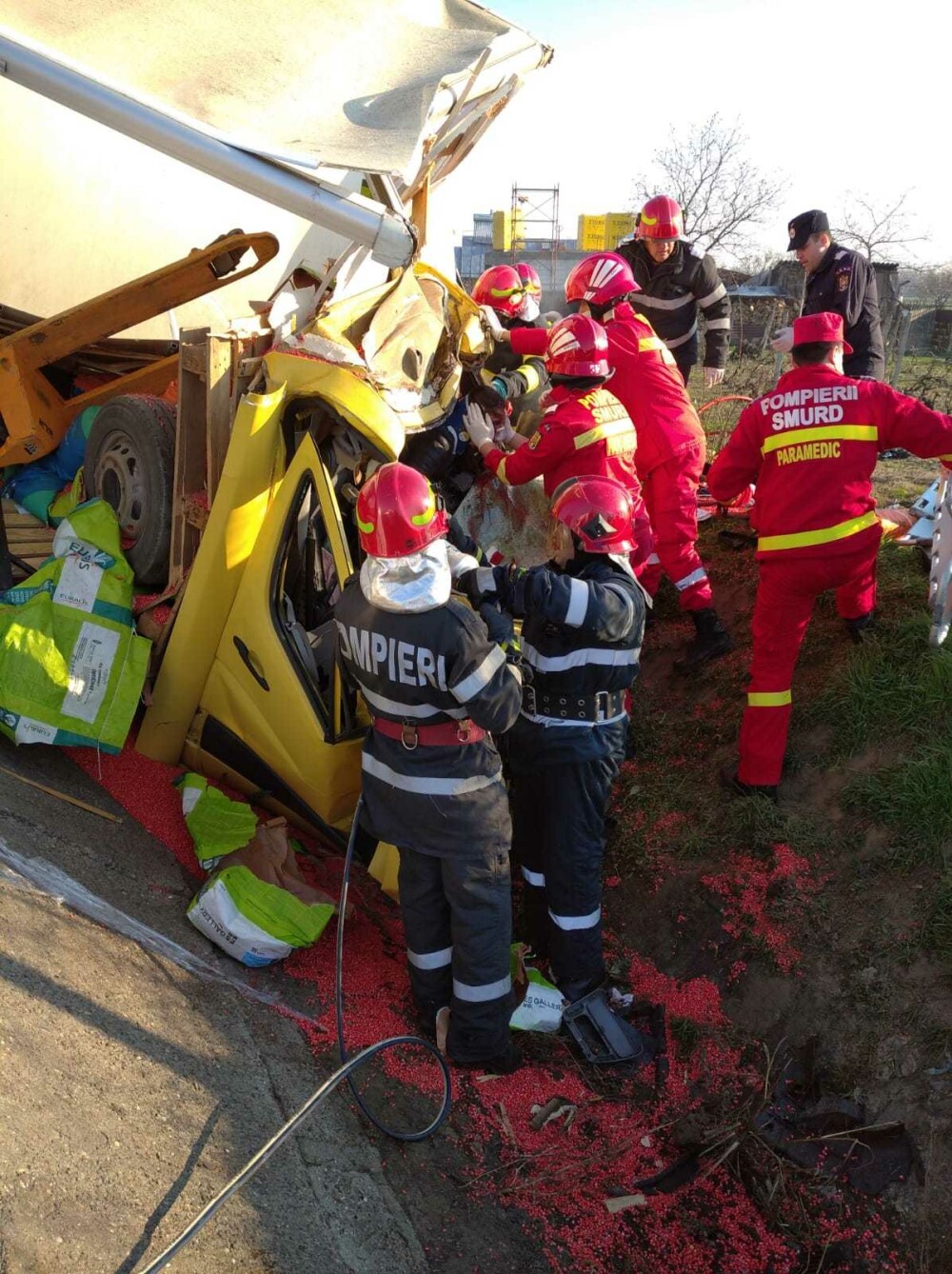 Accident grav în localitatea Popești. Patru persoane rănite - Imaginea 1