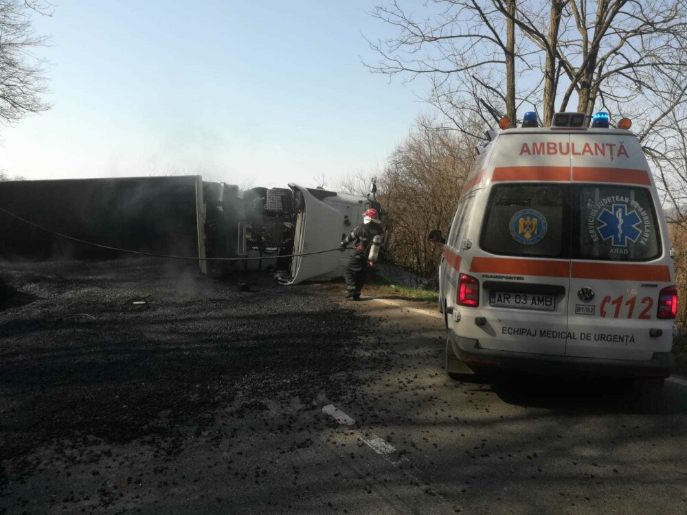 Scene de groază în Arad. Șofer ars de bitumul fierbinte căzut dintr-un camion răsturnat - Imaginea 4