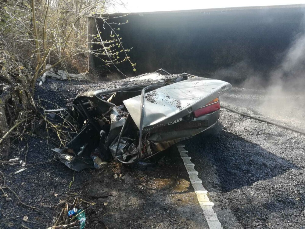 Scene de groază în Arad. Șofer ars de bitumul fierbinte căzut dintr-un camion răsturnat - Imaginea 3