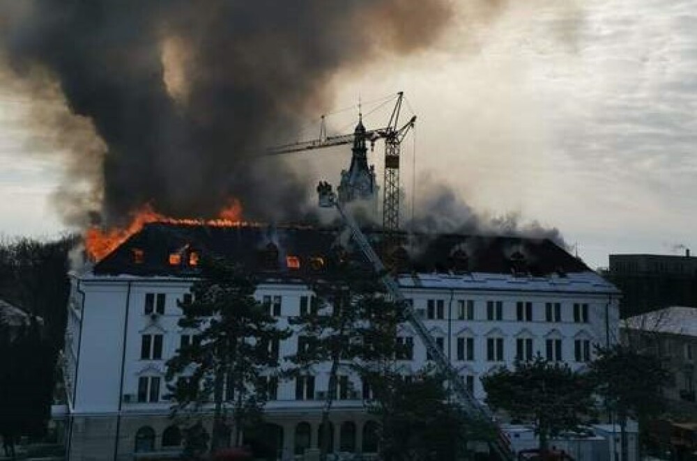 Incendiu uriaș la Palatul Administrativ din Suceava. Au ars 2.000 de mp din mansardă - Imaginea 1