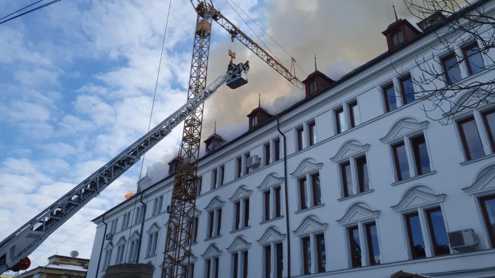 Incendiu uriaș la Palatul Administrativ din Suceava. Au ars 2.000 de mp din mansardă - Imaginea 2