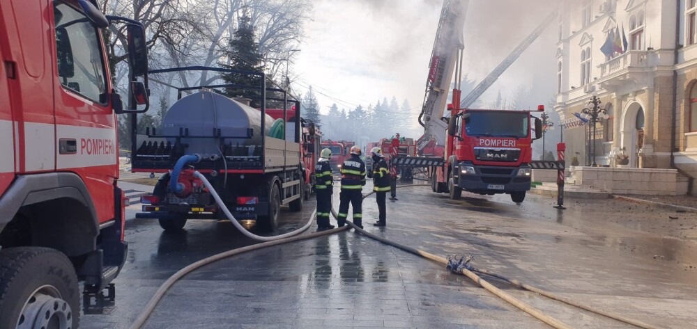 Incendiu uriaș la Palatul Administrativ din Suceava. Au ars 2.000 de mp din mansardă - Imaginea 3