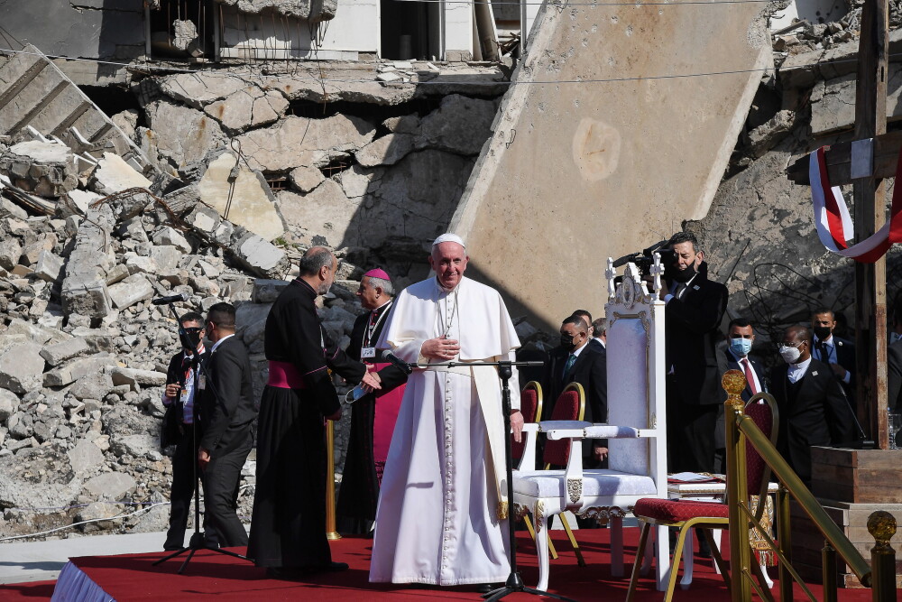 Imagini istorice cu Papa Francisc în ruinele din Mosul, oraș devastat de războiul cu Statul Islamic - Imaginea 4