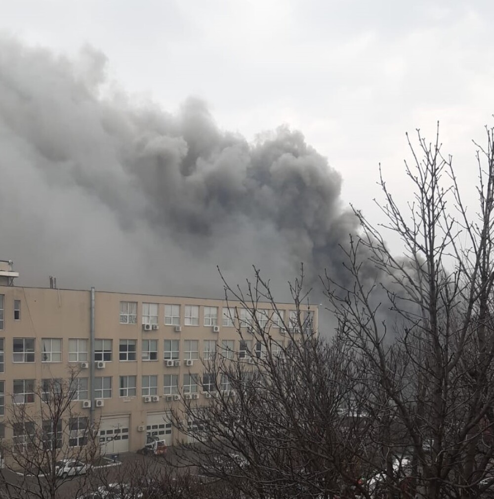 VIDEO. Incendiu puternic în București, în Sectorul 4. Pompierii intervin la fața locului - Imaginea 1