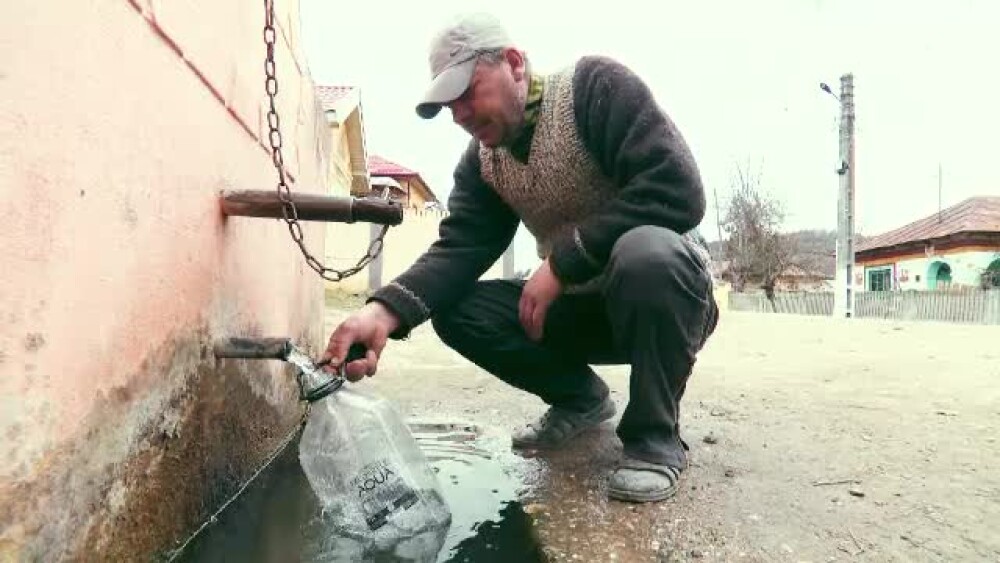 Românii de la sate beau apă cu nitrați și bacterii. Unii primari știu asta, dar nu fac nimic - Imaginea 1