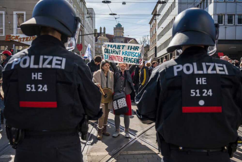Ciocniri între forţele de ordine şi manifestanţi, la un protest anti-restricții organizat în Germania - Imaginea 1