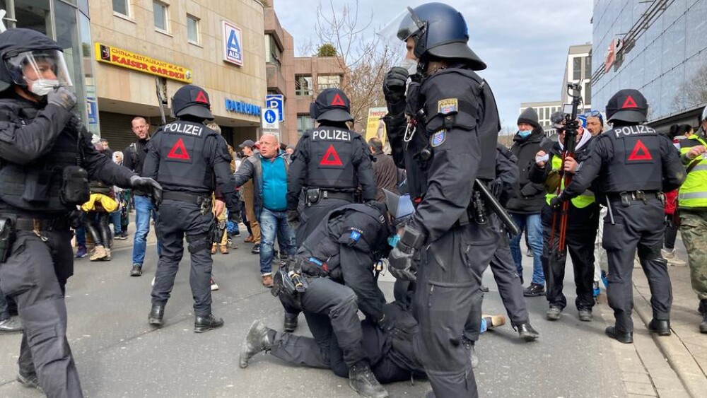 Ciocniri între forţele de ordine şi manifestanţi, la un protest anti-restricții organizat în Germania - Imaginea 5