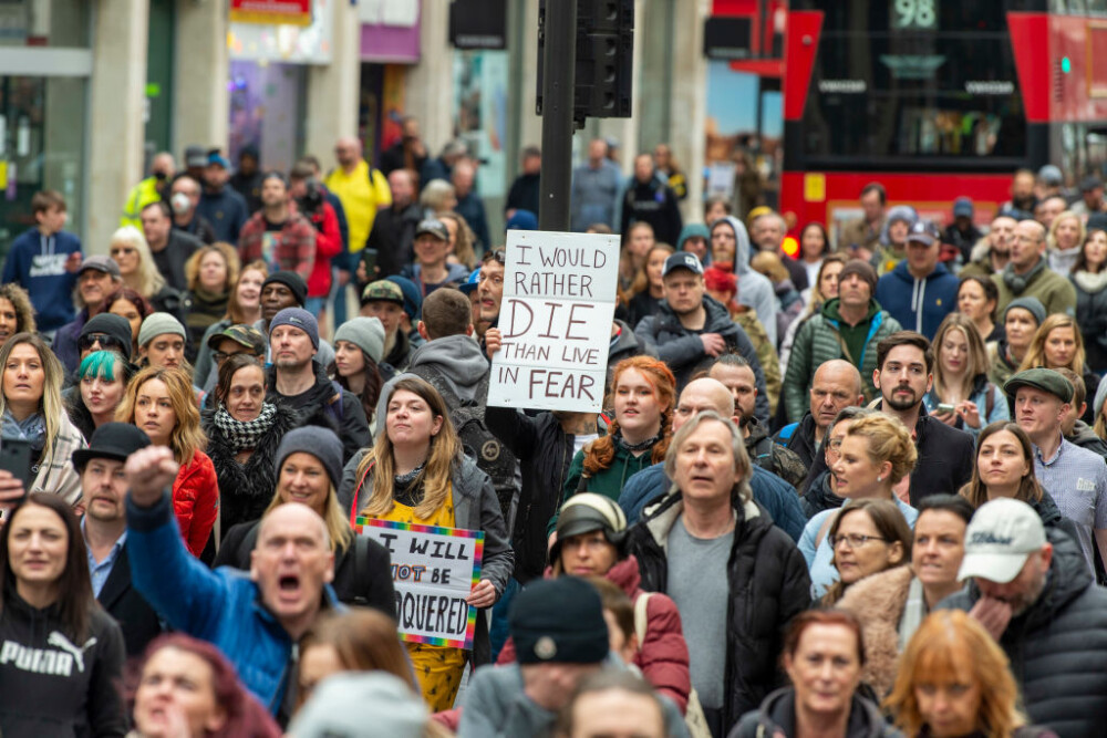 Protest anti-restricții cu mii de oameni la Londra. 36 de arestări şi mai mulţi poliţişti răniţi - Imaginea 5