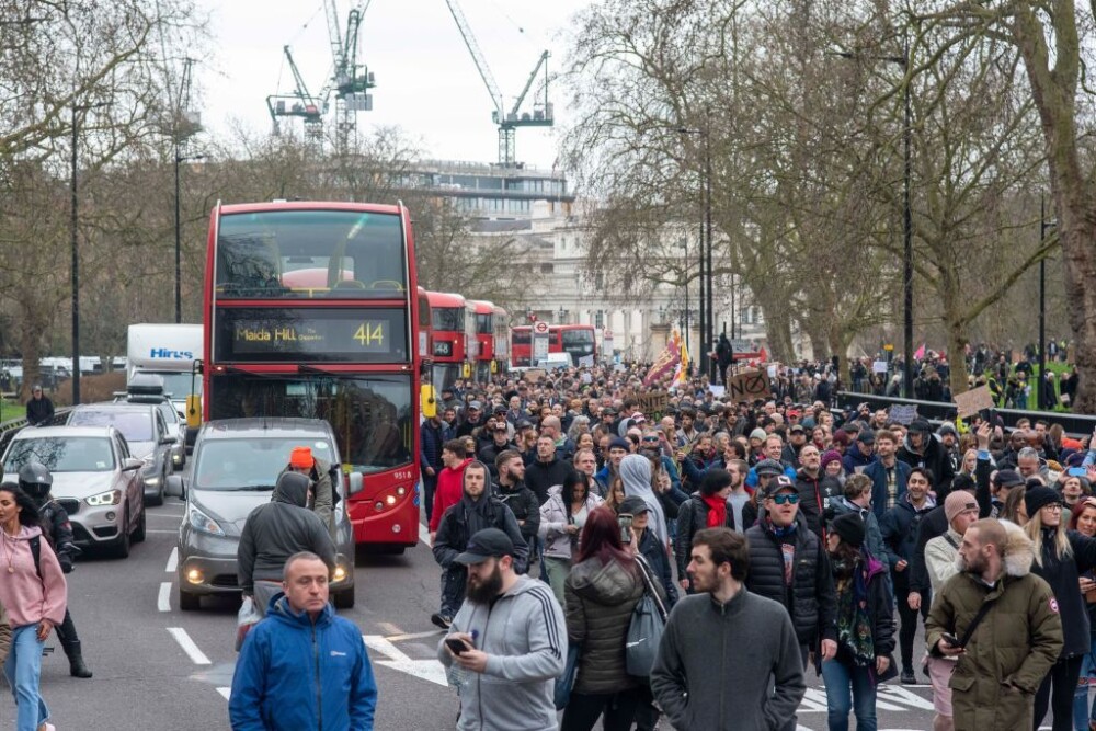 Protest anti-restricții cu mii de oameni la Londra. 36 de arestări şi mai mulţi poliţişti răniţi - Imaginea 12