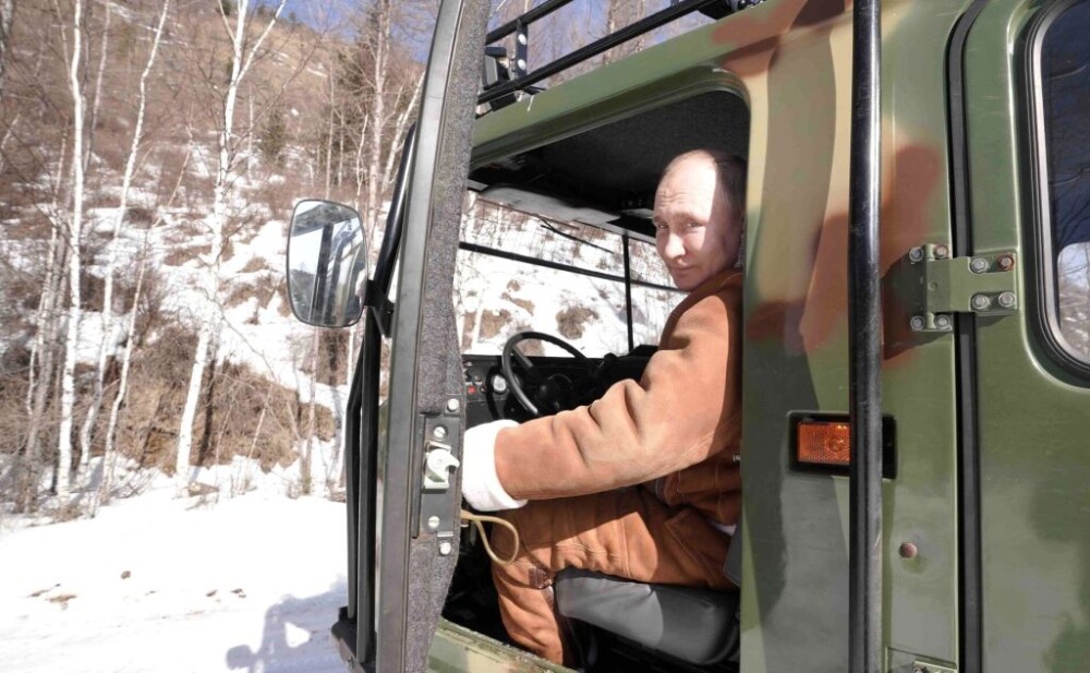 Imagini virale cu Vladimir Putin în taigaua siberiană. Ce a făcut alături de ministrul Apărării - Imaginea 3
