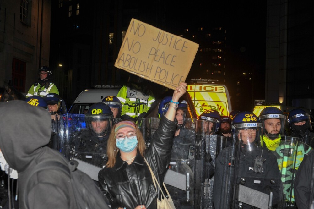 VIDEO. Un protest pașnic a degenerat rapid în UK. Manifestanții au atacat o secție de poliție și au rănit mai mulți ofițeri - Imaginea 3